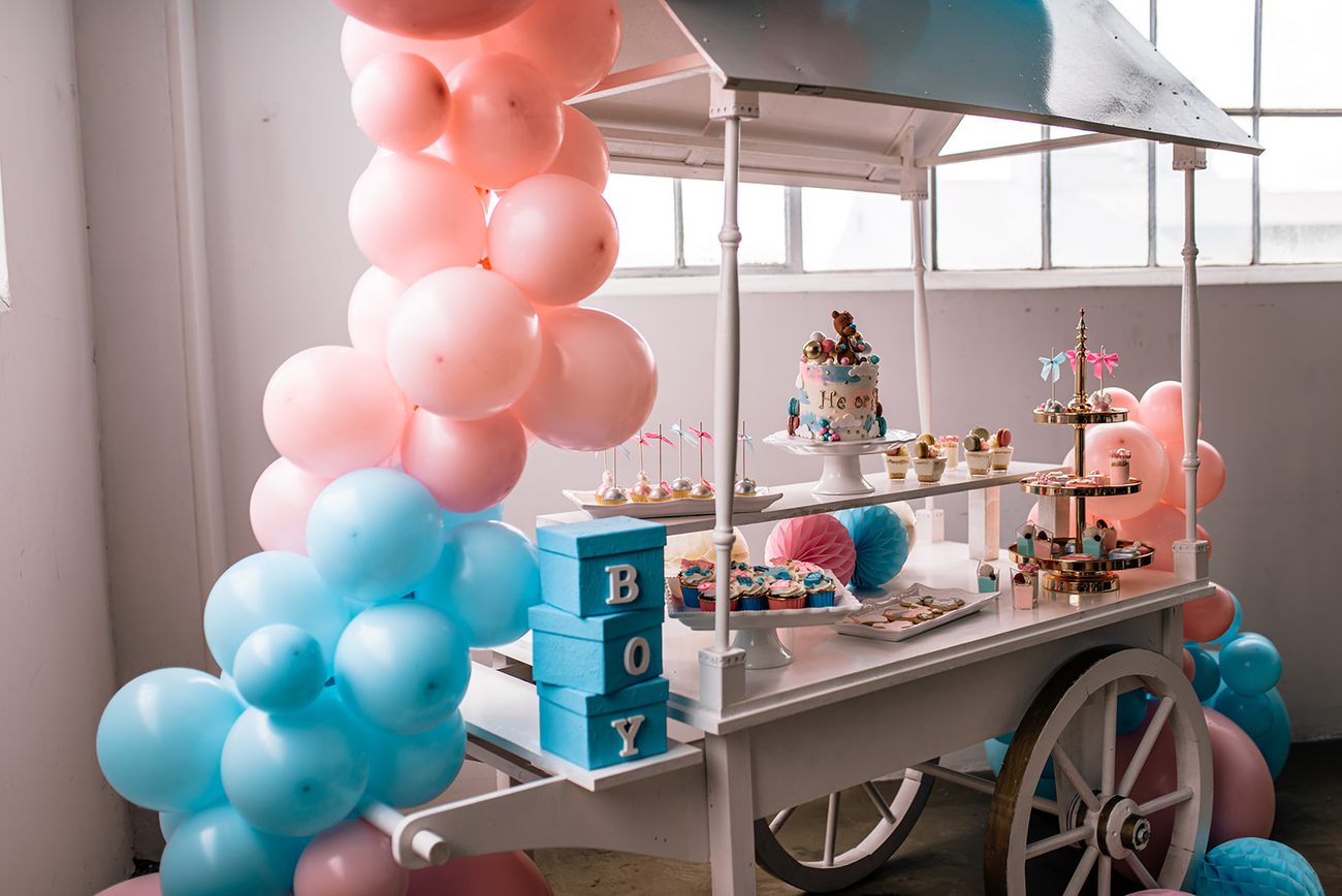 Candywagen mit Ballonbogen im Raum