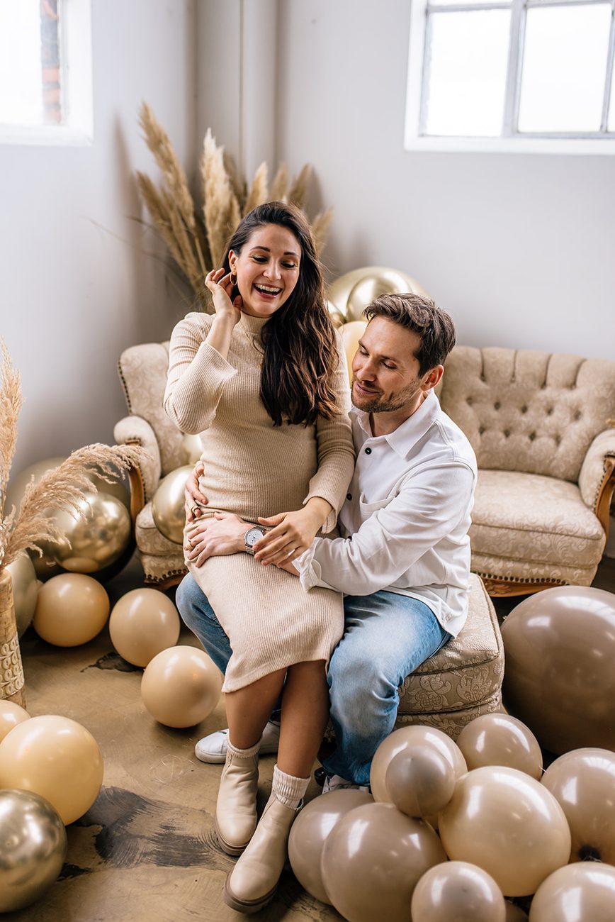 Brautpaar vor Ballondekoration in Gold und Creme